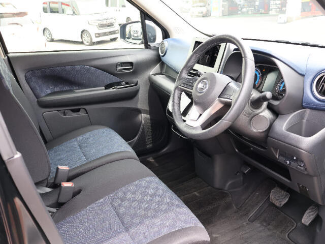 内装色はブラックです。車内が落ち着いた雰囲気になります。