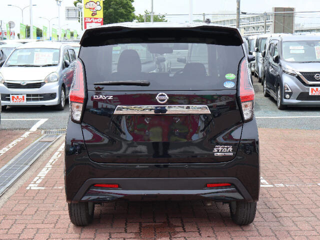 車体後方に障害物センサーがついています。