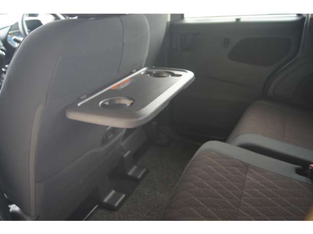 助手席シートバックテーブル