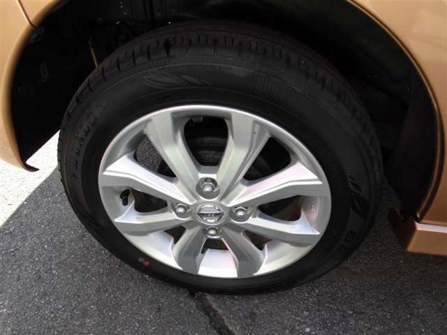 純正アルミホイール付き。タイヤ装着サイズは「155/65R14」です。