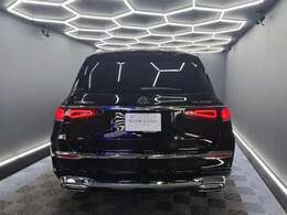 GLSは、旧型より60mm延長された3135mmのホイールベースに、全長5220mmの3列シート7人乗りボディーを載せる。全幅は2030mm。全高は1825mm。堂々たる体躯です。