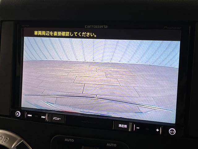 【カラーバックモニター】を装備しております。リアの映像がカラーで映し出されますので日々の駐車も安心安全です。