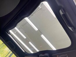 【ガラスルーフ】ガラスルーフ搭載で車内の解放感が一気にアップ！開放的なドライブをお楽しみいただけます。