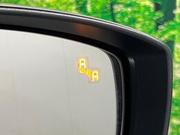 【ブラインドスポットモニタリング】走行中、ドアミラーの死角になりやすい箇所に後続車が接近するとサイドミラー付近に警告を表示、ドライバーに注意喚起をしてくれます。