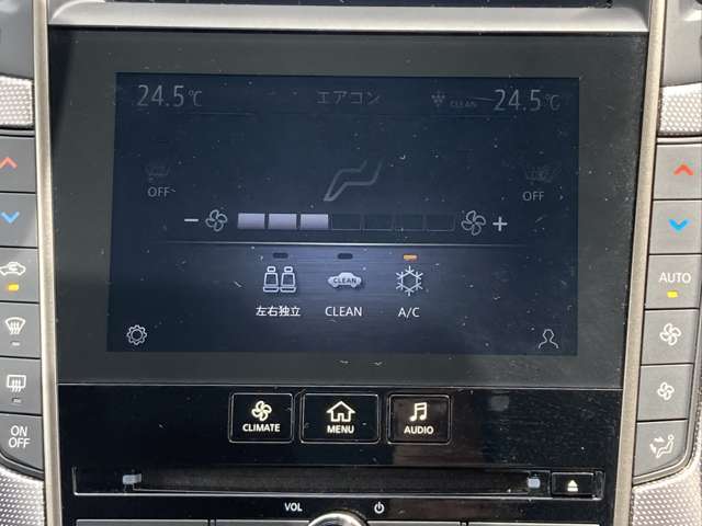 エアコン画面は両サイドの操作ボタンで設定。