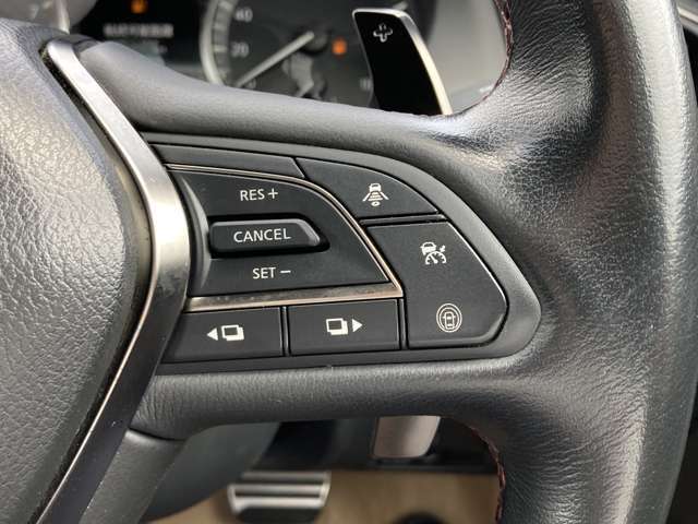 インテリジェント　クルーズコントロールは高速道路での巡航走行時に、一定の車間距離とスピードに制御。車線逸脱防止システム装備。