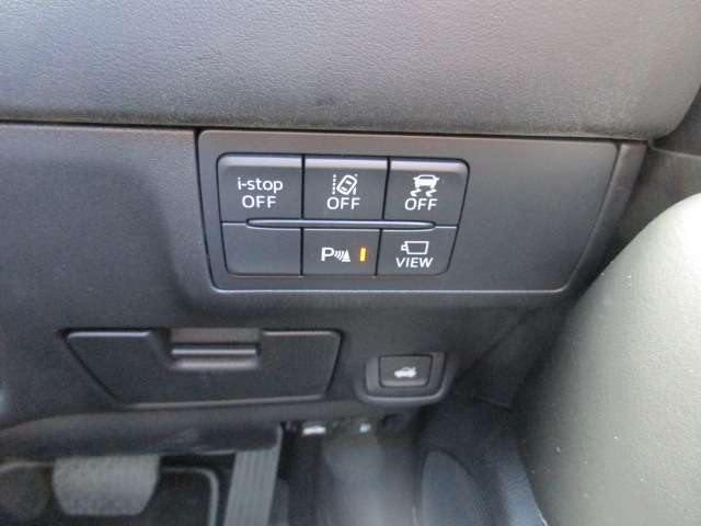 安全装備のON/OFFのスイッチ、トランクのオープナー、小物入れが運転席からすぐに操作できます♪