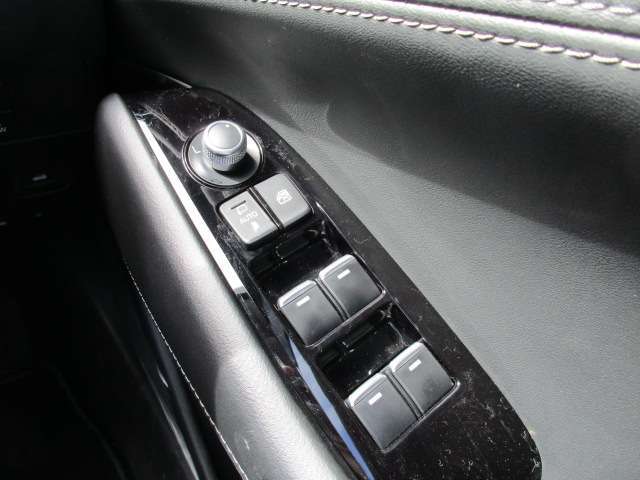 ドアミラーもAUTOで格納とっても便利です♪ウインドー操作も全てオート機能を採用しております☆
