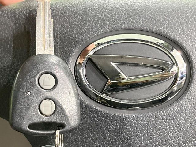 【キーレス】少し離れた場所からでもボタン一つでドアの開錠・施錠ができるのでとっても便利！ドアの鍵穴周りに傷をつけることもありません♪