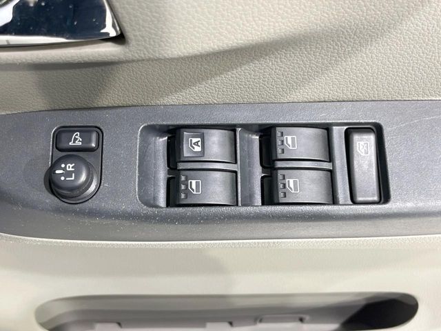 【電動格納ミラー】サイドミラーは電動格納式となっており、狭い駐車場でもキズがつくリスクを抑えられます。