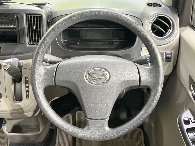 ステアリングも使用感が少なく、きれいな状態となっております♪