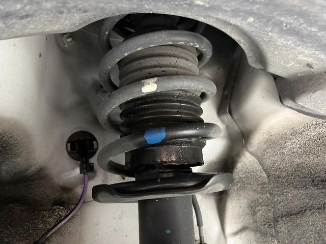 お車を安心してお乗りいただく為には、足回りの定期点検が欠かせません。サービスサポート（有償保証）では無料点検もご提供しており、安心のカーライフをお過ごしいただけるサポート体制が整っています。