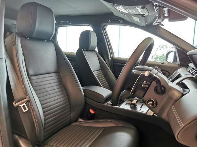 運転席はドライバーをしっかり包み込むように設計されており、長時間のドライブも問題御座いません。また大きな傷や、汚れなどなく綺麗な状態で入庫しています