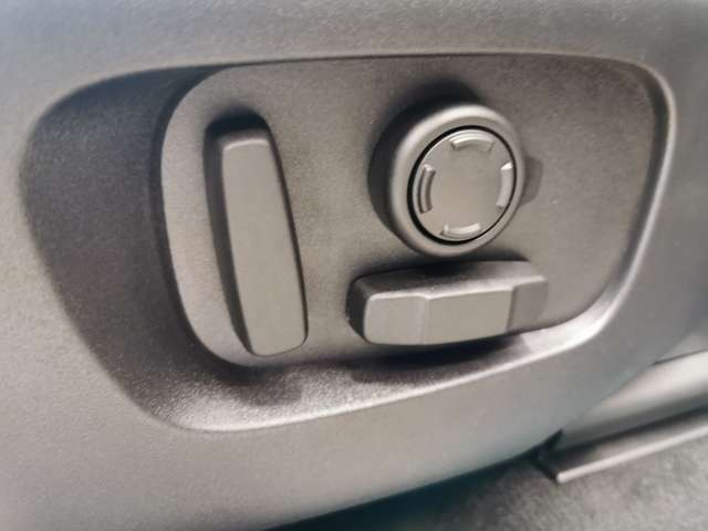 【電動シート】シートポジションは電動にて微調節が可能になります。