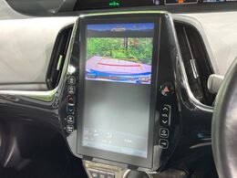 【バックカメラ】駐車時に後方がリアルタイム映像で確認できます。大型商業施設や立体駐車場での駐車時や、夜間のバック時に大活躍！運転スキルに関わらず、今や必須となった装備のひとつです！