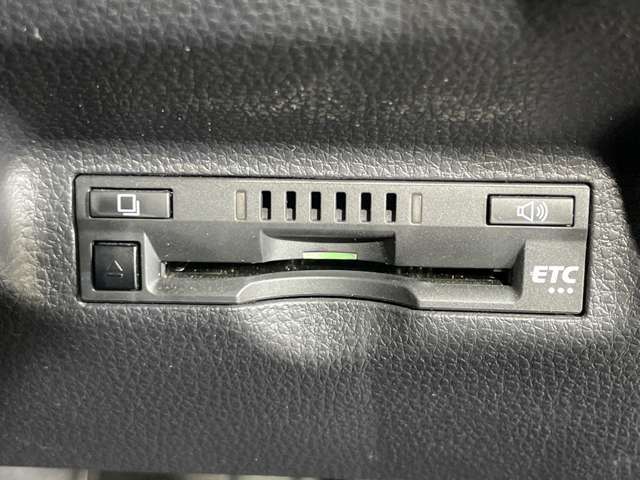 【ETC】有料道路を利用する際に料金所で停止することなく通過できる、ETC車載器（ノンストップ自動料金収受システム機器）が装備されています。セットアップを行うことで利用可能になります。
