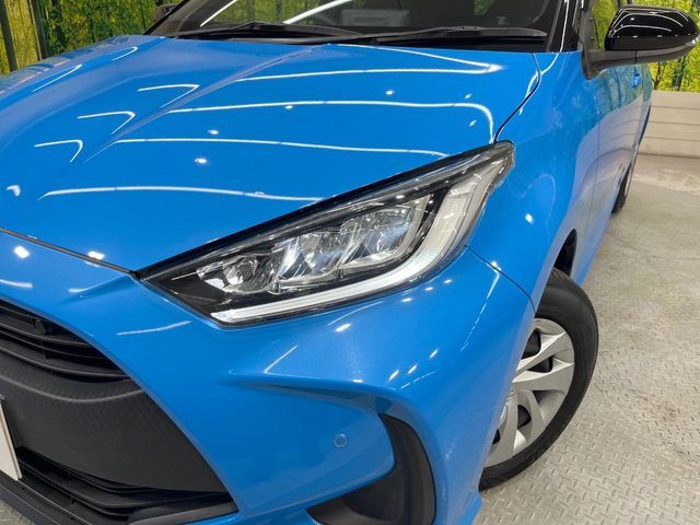 【LEDヘッドライト】悪天候や夜間走行時も良好な視界を確保し安心して運転できる高輝度LEDヘッドライトを装備！点灯速度が早く、消費電力も抑えられています。
