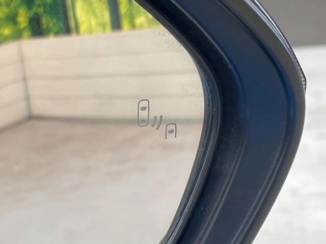 【ブラインドスポットモニター】走行中、ドアミラーの死角になりやすい箇所に後続車が接近するとサイドミラーのレンズに警告を表示！ドライバーに注意喚起をしてくれます。