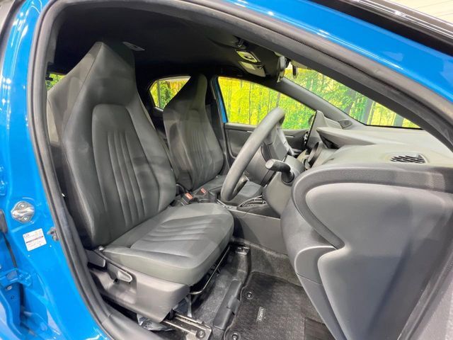 運転席シート廻りは使用感も少なく、良好な状態となっています。前オーナー様が丁寧に使っていたことがよくわかりますね。