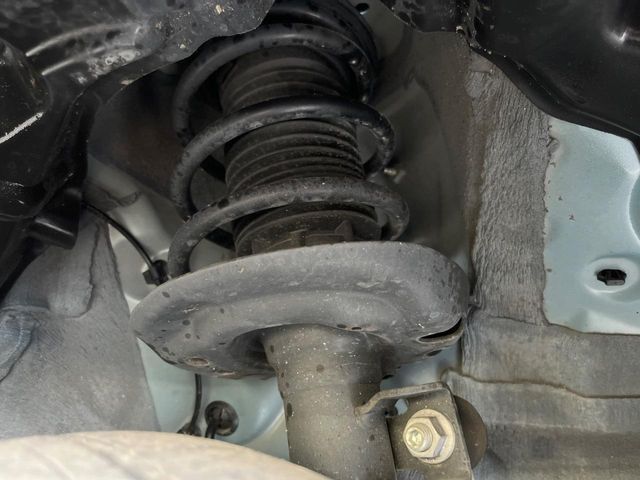 お車を安心してお乗りいただく為には、足回りの定期点検が欠かせません。サービスサポート（有償保証）では無料点検もご提供しており、安心のカーライフをお過ごしいただけるサポート体制が整っています。
