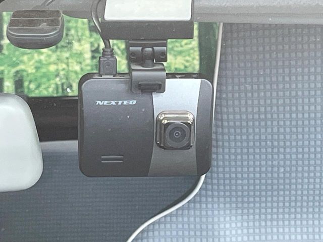 【ドライブレコーダー】安心・安全なカーライフに必須のドライブレコーダーを装備！走行中はもちろん、あおり運転や事故に遭遇した際の状況も映像で記録し、万一のリスクに備えます。