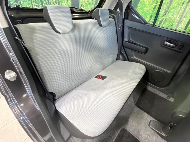 後部座席も気になるようなキズ・汚れやへたり等、大きなダメージはなく、良好な状態です。