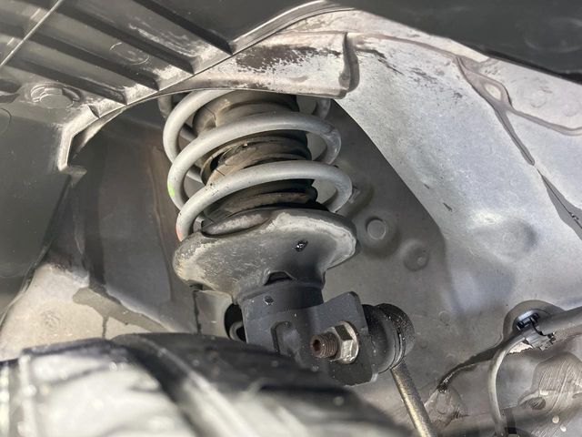 お車を安心してお乗りいただく為には、足回りの定期点検が欠かせません。サービスサポート（有償保証）では無料点検もご提供しており、安心のカーライフをお過ごしいただけるサポート体制が整っています。