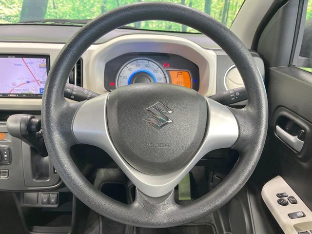 インテリアに合わせたデザインのステアリングは、運転される方のことも考え、運転しやすい形状、大きさです。是非一度、実際に触ってお確かめください。