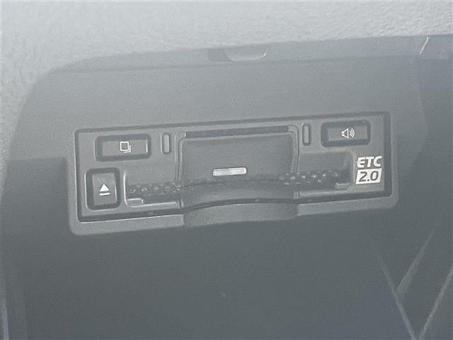 【ETC】有料道路を利用する際に料金所で停止することなく通過できる、ETC車載器（ノンストップ自動料金収受システム機器）が装備されています。セットアップを行うことで利用可能になります。