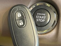 【キーレススタートシステム】カバンやポケットに入れたままでもドアの施錠・解錠が可能なスマートキーを装備。エンジンのオン・オフ時もカギを取り出す必要が無いからとっても便利です♪