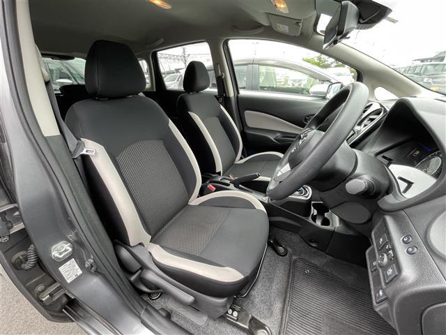 【運転席】座り心地が良いシートなので長時間の運転でも快適にお過ごしいただけます。新品のフロアマットのご注文も可能です。掲載箇所以外にご希望の写真がございましたらお気軽にお問い合わせ下さい。