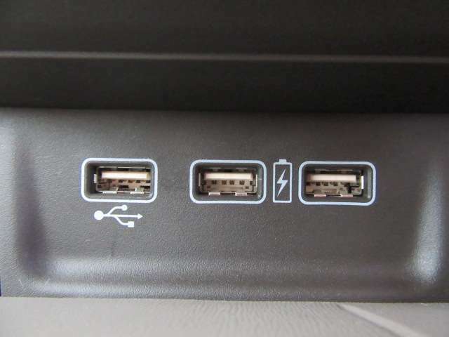 USBポートは充電用とナビ接続用の合計3こございます♪
