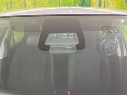 【トヨタセーフティセンス】走行中に前方の車両等を認識し、衝突しそうな時は警報とブレーキで衝突回避と被害軽減をアシスト。より安全にドライブをお楽しみいただけます。