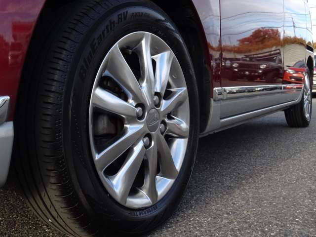 そして左フロント、軽自動車ならスタッドレスタイヤ・ホイールも比較的おてごろ・・・