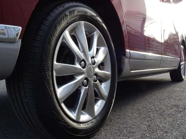 続いて右リア！タイヤの溝はまだまだ十分です！