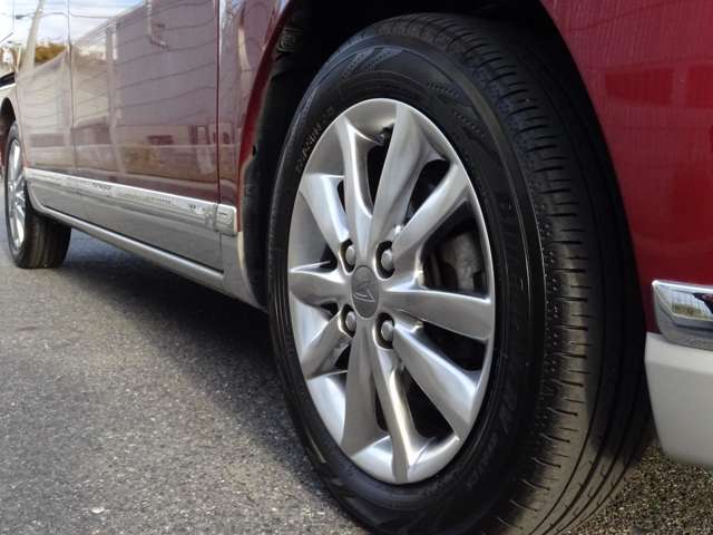 ではタイヤ・ホイールのチェック！まずは右フロントから！