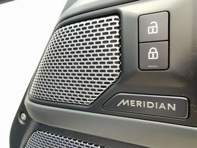 【MERIDIANサラウンドサウンド 】フロント/サイド/リアスピーカーとデュアルチャンネルサブウーファーを採用したMeridianサラウンドサウンドシステム