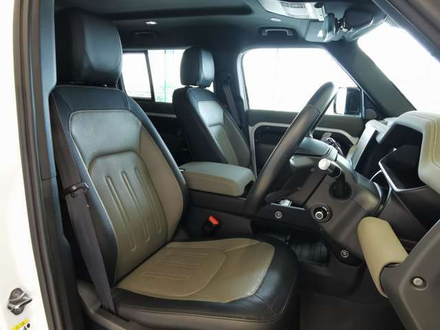 運転席はドライバーをしっかり包み込むように設計されており、長時間のドライブも問題御座いません。また大きな傷や、汚れなどなく綺麗な状態で入庫しています。