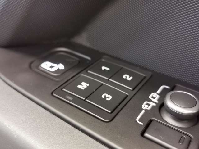 運転席にはドライバー3名まで記憶可能なメモリー機能が装備されております。