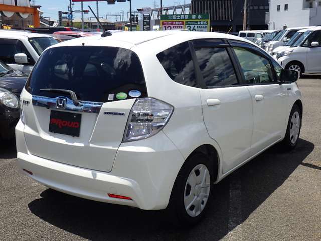 車両入庫チェックではエンジン・機関系をはじめ、電装装備、内装など100項目以上のチェックをしています。試乗も行なっていますのでご安心下さい。