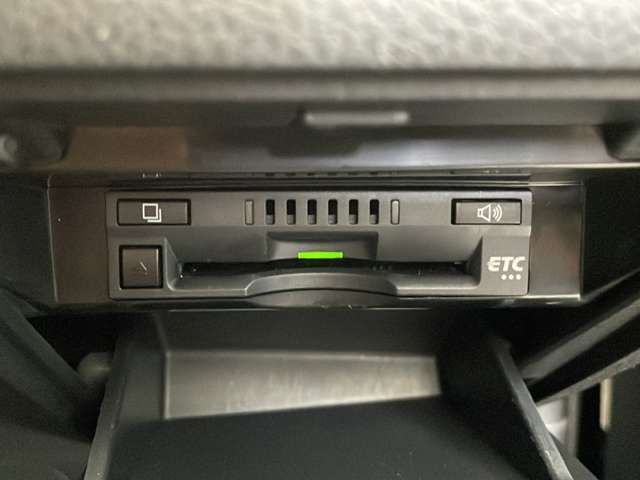 【ETC】有料道路を利用する際に料金所で停止することなく通過できる、ETC車載器（ノンストップ自動料金収受システム機器）が装備されています。セットアップを行うことで利用可能になります。