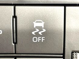 【横滑り防止装置】車両の横滑りを感知すると、自動的に車両の進行方向を保つように車両を制御します。雨の日など滑りやすい路面状況でも安全な運転が可能です。