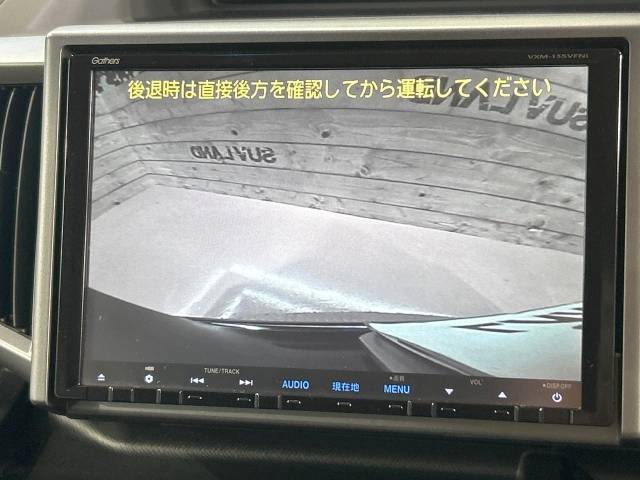 【バックカメラ】駐車時に後方がリアルタイム映像で確認できます。大型商業施設や立体駐車場での駐車時や、夜間のバック時に大活躍！運転スキルに関わらず、今や必須となった装備のひとつです！