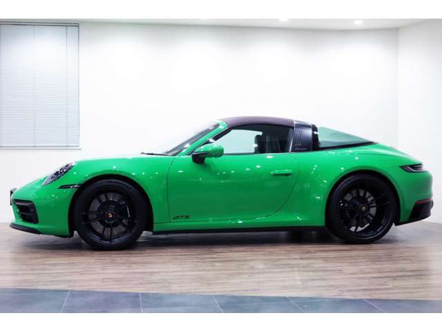 タルガトップですのでルーフはセミオープンタイプとなります！！開閉は全自動で行えます！！