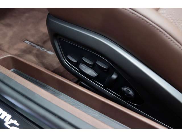 純正オプションのアダプティブスポーツシート(18Way電動調節)メモリーパッケージ付き(￥437,000)装備！！