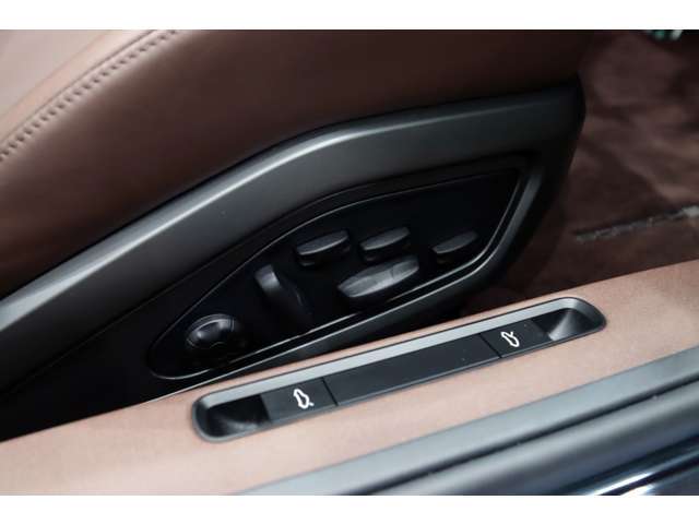 純正オプションのアダプティブスポーツシート(18Way電動調節)メモリーパッケージ付き(￥437,000)装備！！