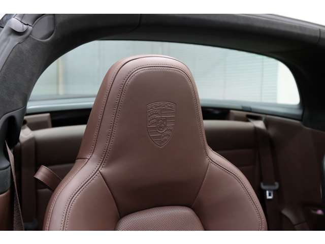 純正オプションのヘッドレストポルシェクレストエンボス加工(￥38,000)！！