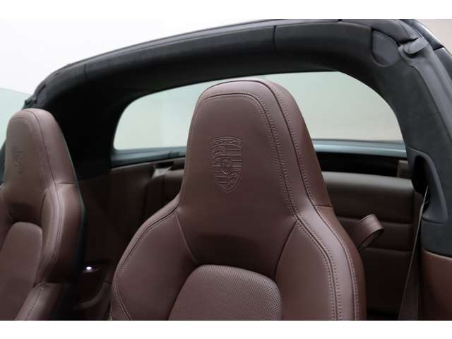 純正オプションのヘッドレストポルシェクレストエンボス加工(￥38,000)！！