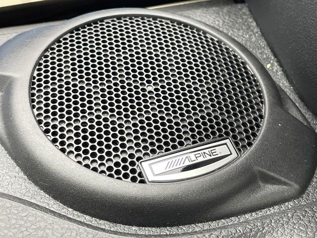 ●Alpineサウンドシステム：オーディオ専門メーカーが手掛けるプレミアムスピーカーを装備。多数のスピーカーから、音の粒立ちまで分かる高品質な音楽をお楽しみいただけます。