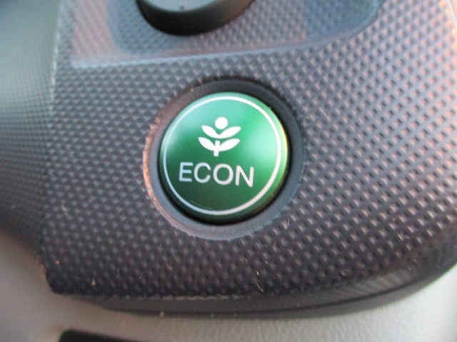 「ECON」ボタンとは、システムを自動的制御する為、より燃費向上につながります！